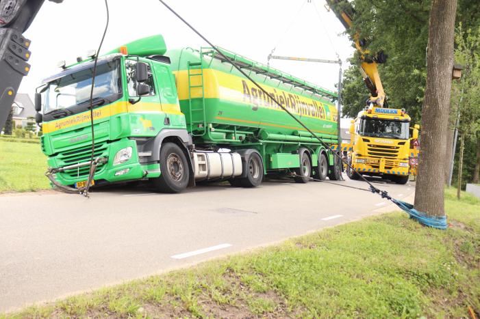 Vrachtwagen met bulkoplegger zakt weg in berm