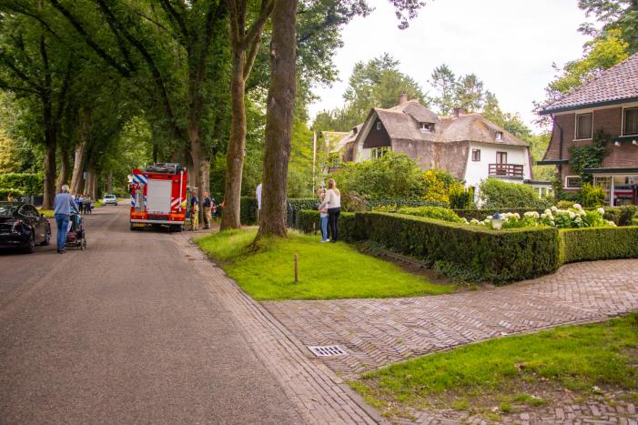 Trap van woning vat vlam door verfbrander