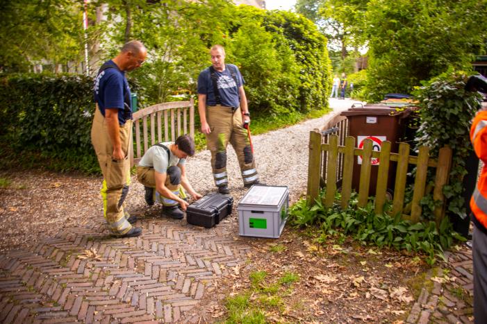 Trap van woning vat vlam door verfbrander