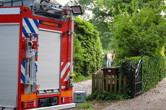 Trap van woning vat vlam door verfbrander