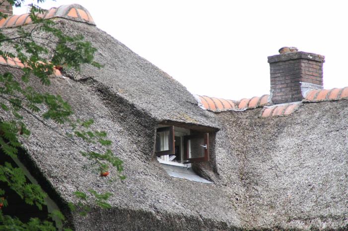 Trap van woning vat vlam door verfbrander