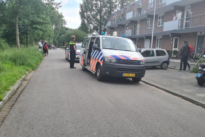 Persoon aangehouden in op een galerij van flat
