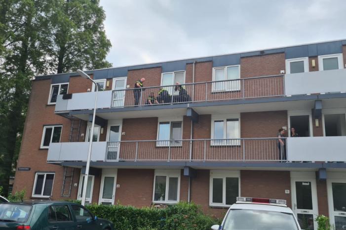Persoon aangehouden in op een galerij van flat