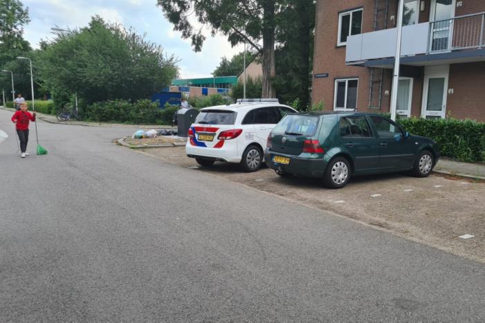 Persoon aangehouden in op een galerij van flat