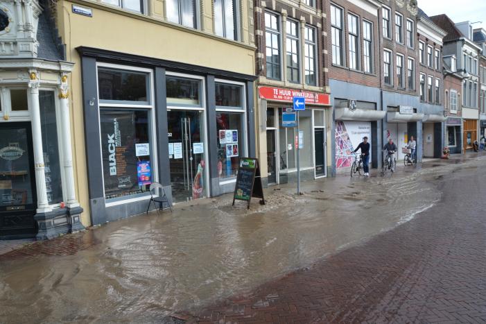Winkelstraat blank na gesprongen waterleiding