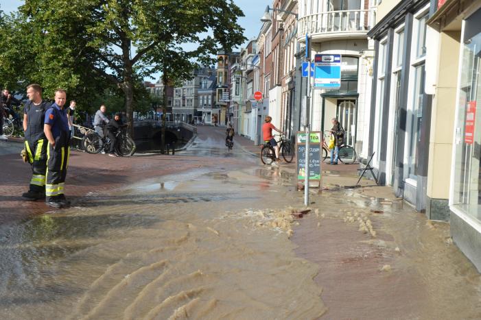 Winkelstraat blank na gesprongen waterleiding