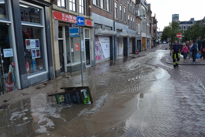 Winkelstraat blank na gesprongen waterleiding