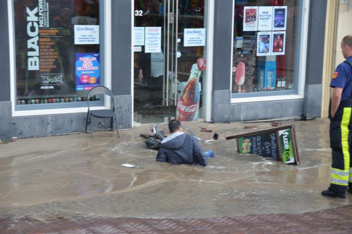 Winkelstraat blank na gesprongen waterleiding