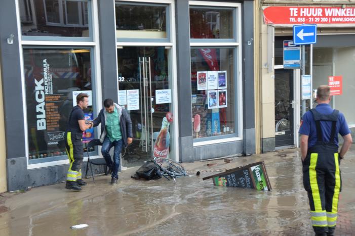 Winkelstraat blank na gesprongen waterleiding