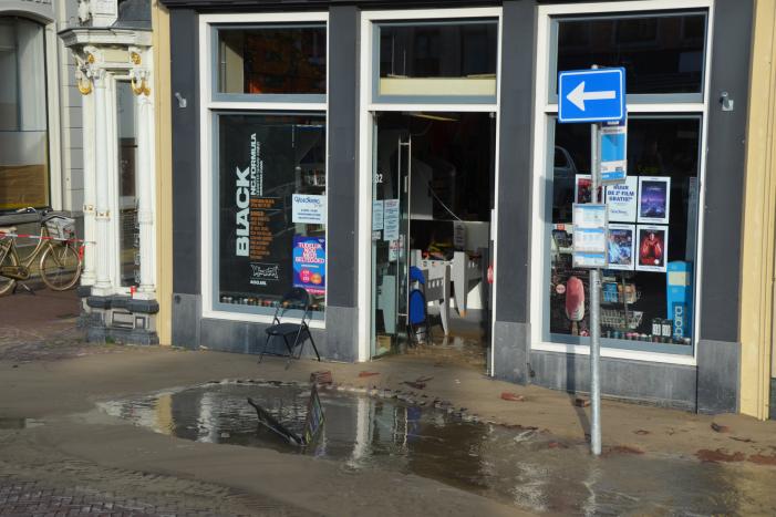 Winkelstraat blank na gesprongen waterleiding
