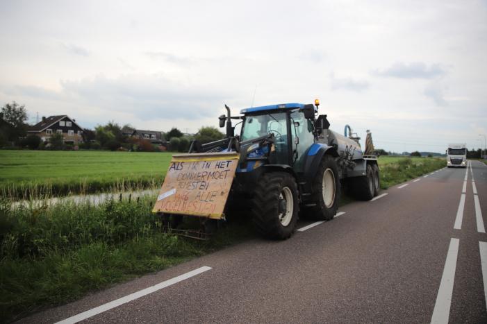 Boeren houden protest met meerdere tractoren
