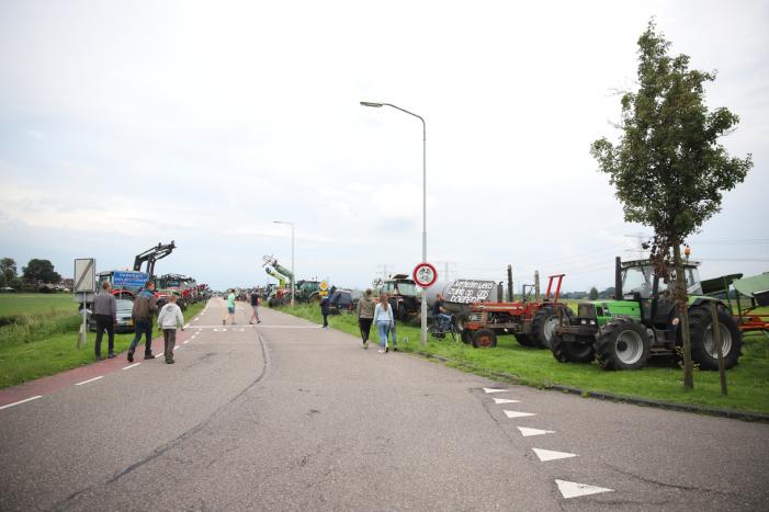 Boeren houden protest met meerdere tractoren