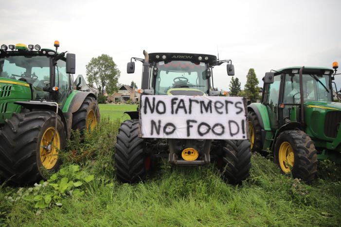 Boeren houden protest met meerdere tractoren
