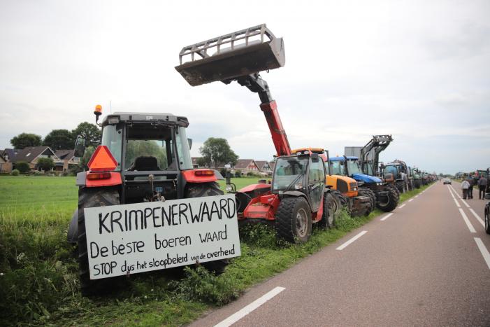 Boeren houden protest met meerdere tractoren