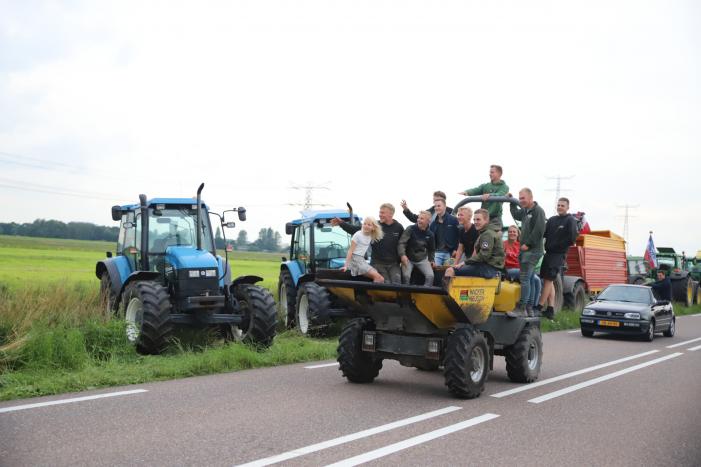 Boeren houden protest met meerdere tractoren