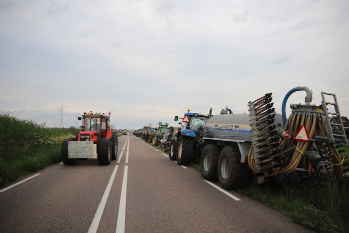 Boeren houden protest met meerdere tractoren