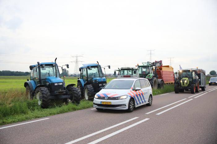 Boeren houden protest met meerdere tractoren