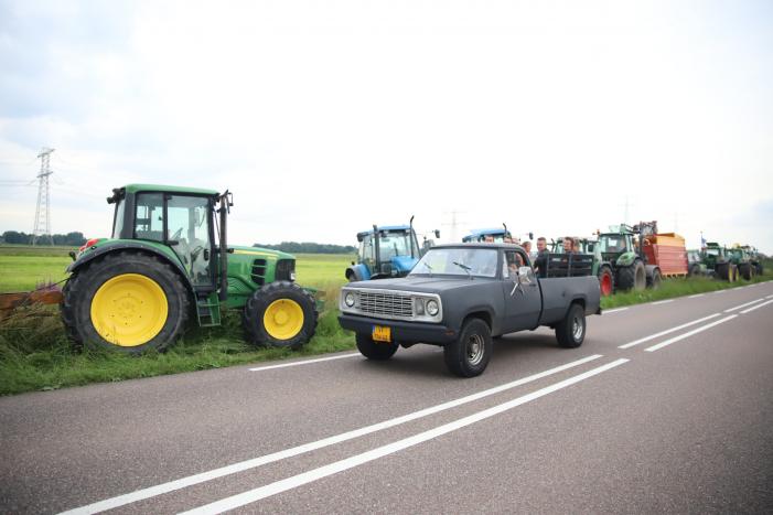 Boeren houden protest met meerdere tractoren