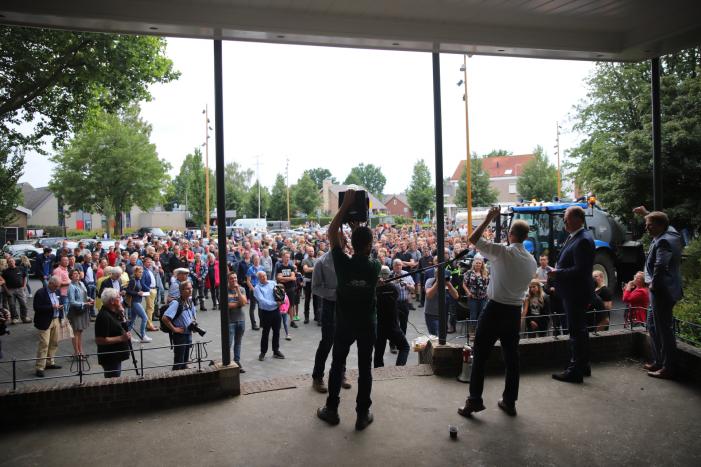 Boeren houden protest met meerdere tractoren
