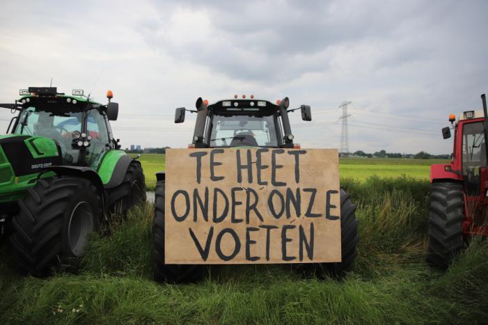 Boeren houden protest met meerdere tractoren