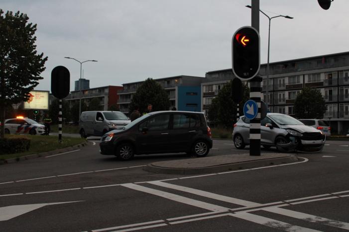 Personenauto's botsen op kruispunt