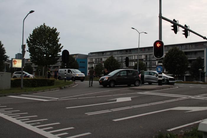 Personenauto's botsen op kruispunt