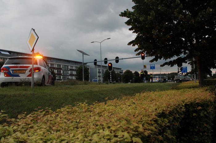 Personenauto's botsen op kruispunt