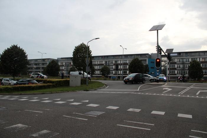 Personenauto's botsen op kruispunt