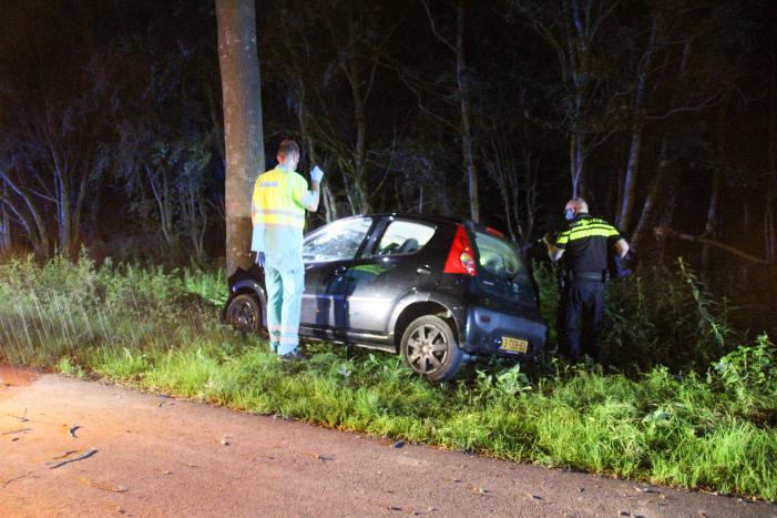 Auto zwaarbeschadigd na botsing tegen boom
