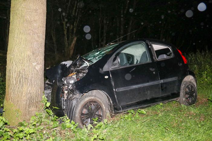 Auto zwaarbeschadigd na botsing tegen boom