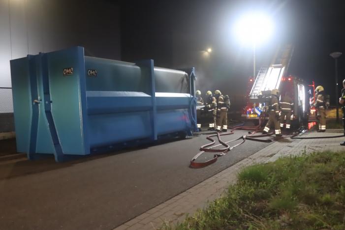 Loods vol rook na brand in container met matrassen