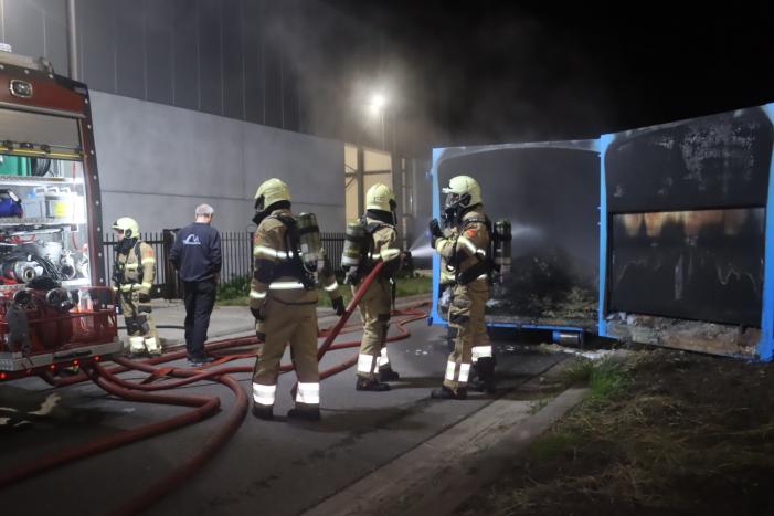 Loods vol rook na brand in container met matrassen
