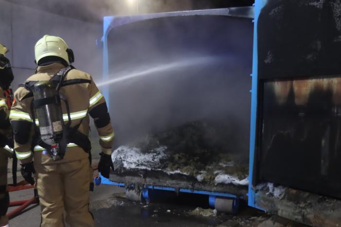 Loods vol rook na brand in container met matrassen