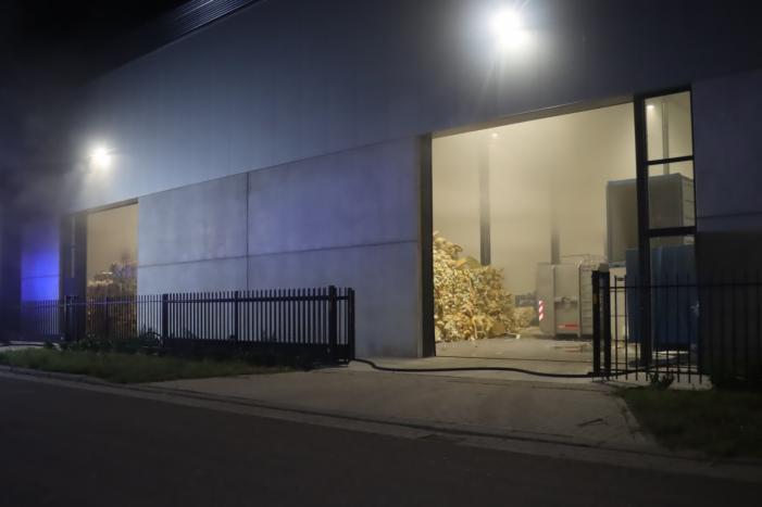 Loods vol rook na brand in container met matrassen