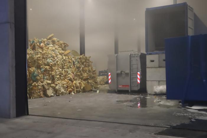 Loods vol rook na brand in container met matrassen