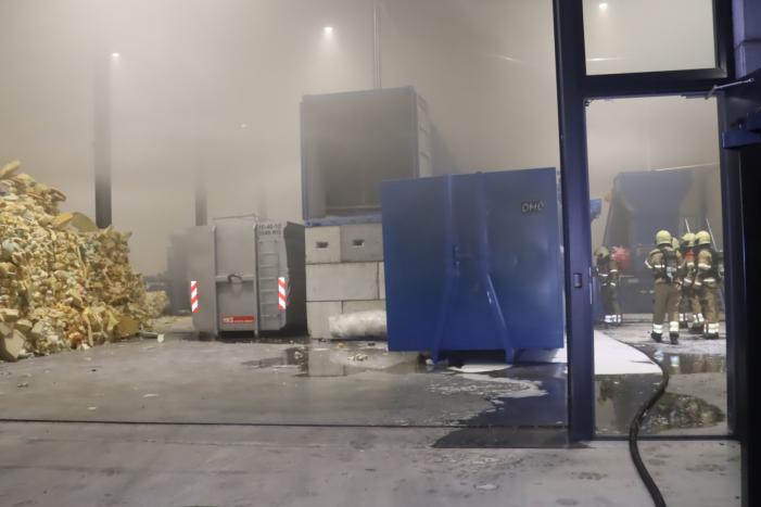 Loods vol rook na brand in container met matrassen