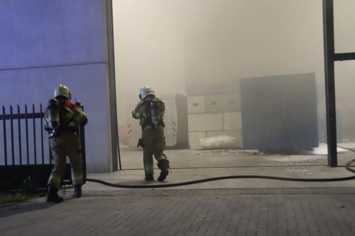 Loods vol rook na brand in container met matrassen