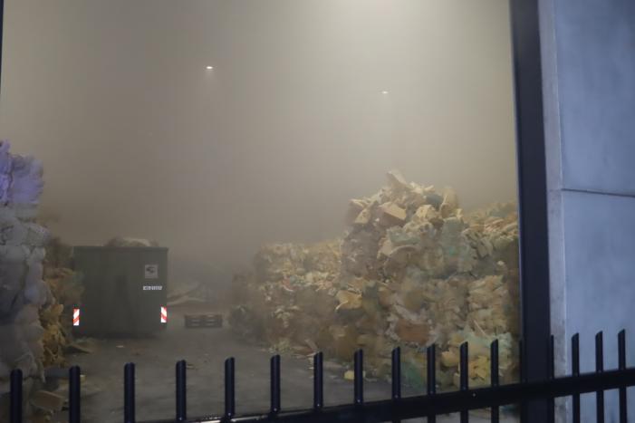 Loods vol rook na brand in container met matrassen