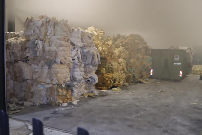 Loods vol rook na brand in container met matrassen