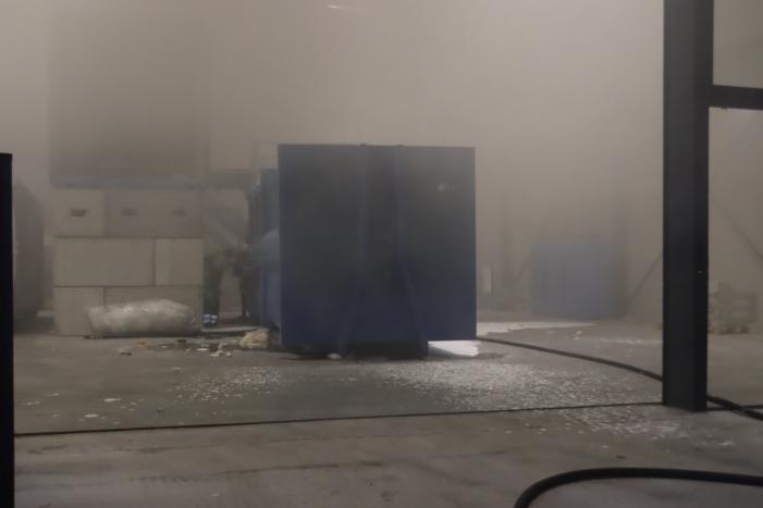 Loods vol rook na brand in container met matrassen