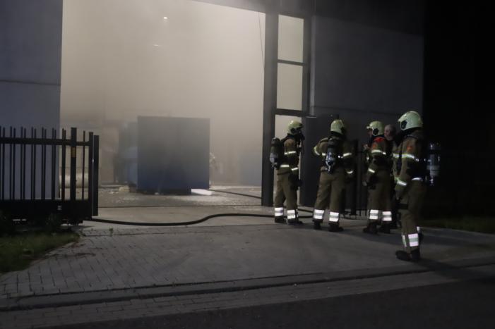 Loods vol rook na brand in container met matrassen