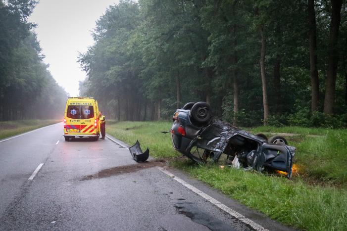 Auto belandt op dak na ongeval