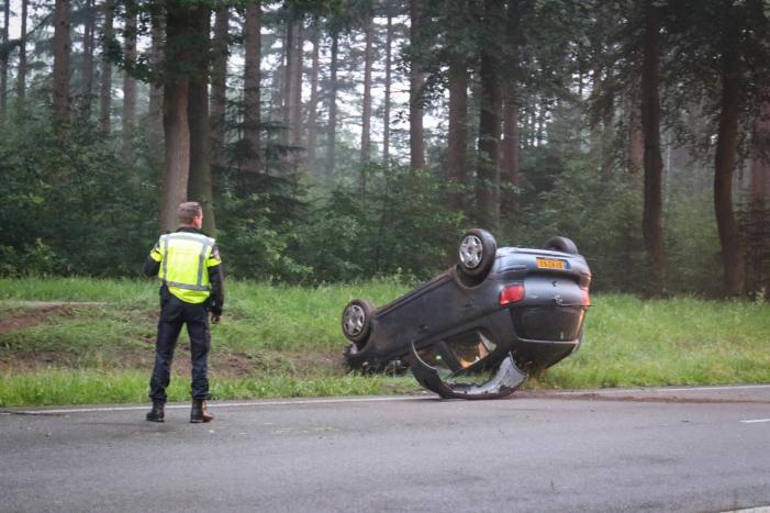 Auto belandt op dak na ongeval
