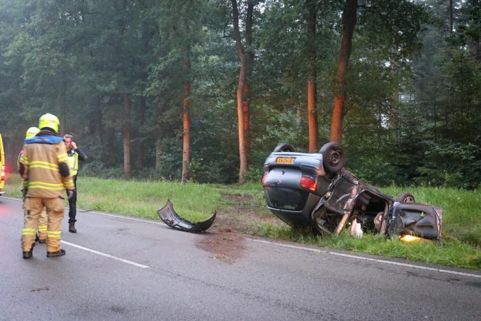 Auto belandt op dak na ongeval