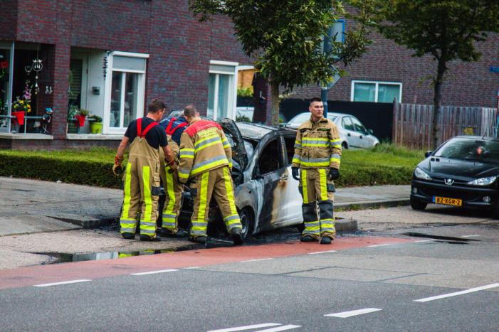 Auto volledig verwoest door brand
