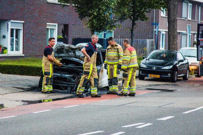 Auto volledig verwoest door brand