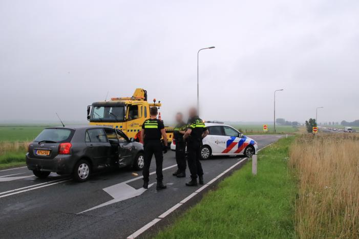 Politieauto ramt personenauto, inzittenden aangehouden