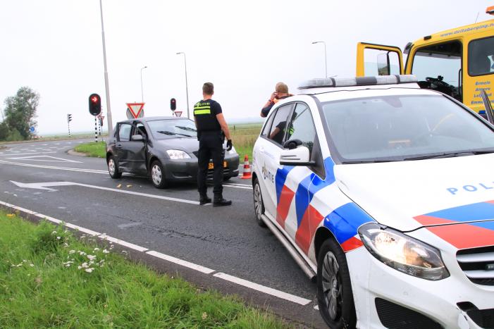Politieauto ramt personenauto, inzittenden aangehouden