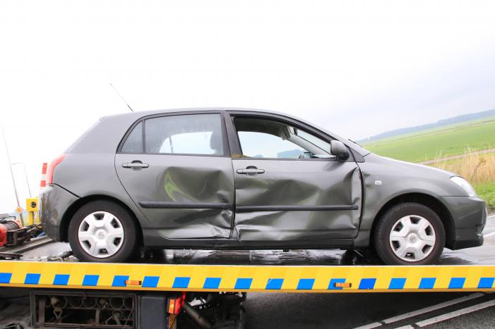 Politieauto ramt personenauto, inzittenden aangehouden