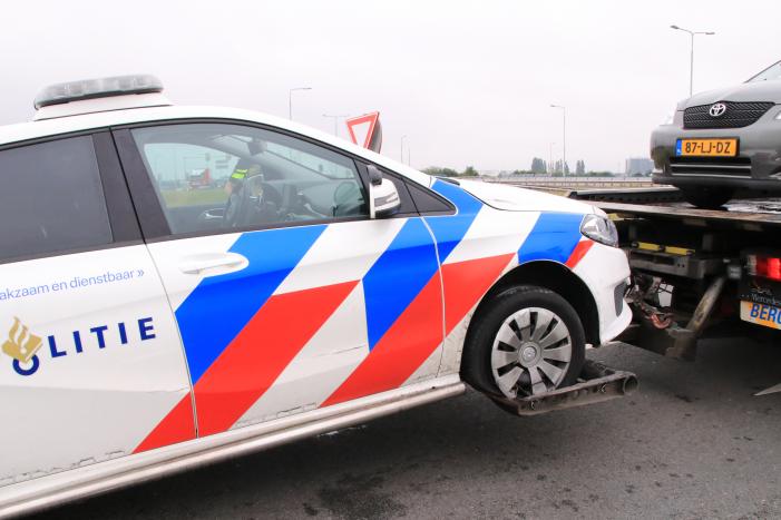 Politieauto ramt personenauto, inzittenden aangehouden